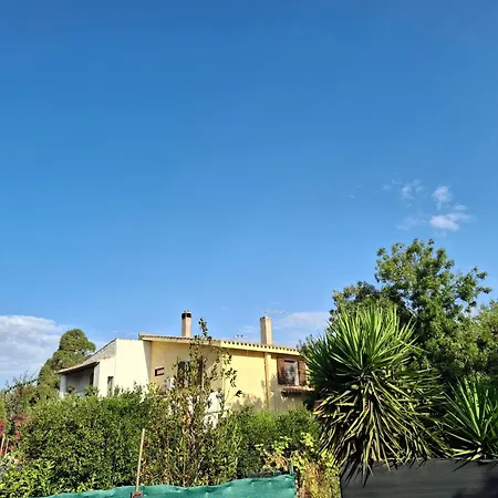 度假居 In With Large Terrace And Garden
